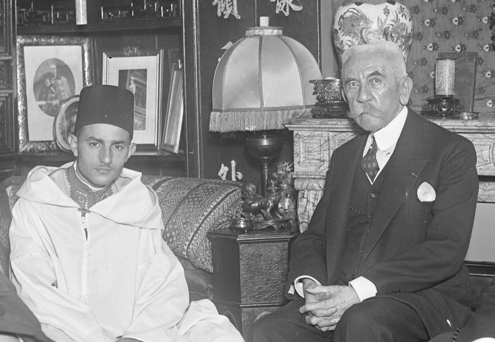 سلطان_المغرب_محمد_الخامس_مع_المقيم_العام_الفرنسي_السابق_ليوطي